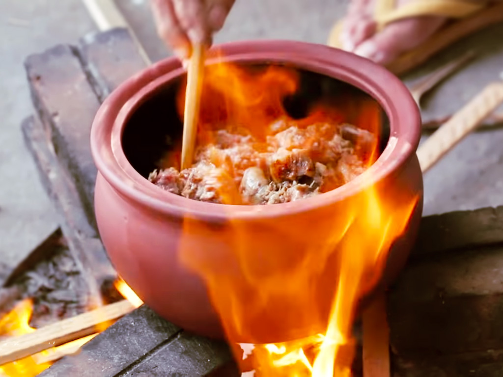 nấu ăn bằng nồi sứ chịu nhiệt