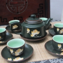 Bộ ấm chén vuông to khắc hoa sen vàng chỉ đỏ (Men xanh)