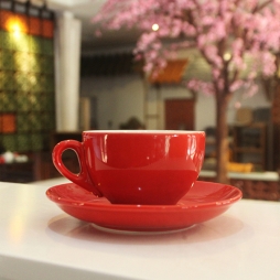 Tách cà phê capuchino men đỏ