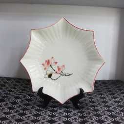 Đĩa sứ đa giác vẽ tay Sen chỉ hồng cao cấp Bát Tràng (Kem)