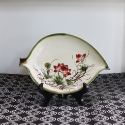 Đĩa sứ cách điệu dáng lá vẽ tay Sen đỏ (Xanh cổ)