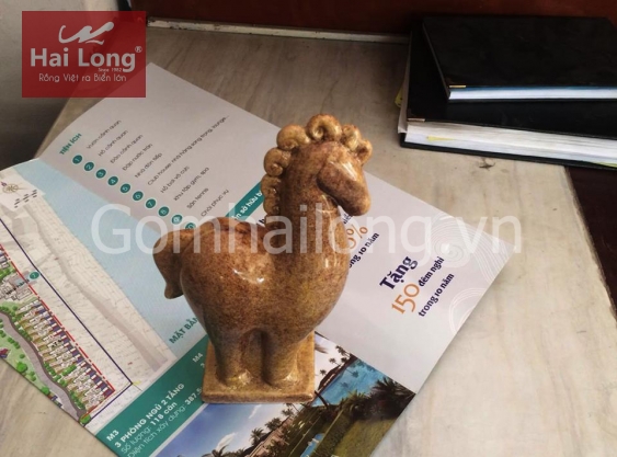 Tượng sứ chú ngựa quà tặng cho người tuổi Ngọ tuyệt đẹp