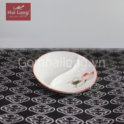 Đĩa sứ ovan gia vị tròn vẽ tay 2 ngăn Sen chỉ hồng (Kem)