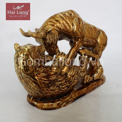 tượng trâu phong thủy vẽ vàng gốm Bát Tràng_4